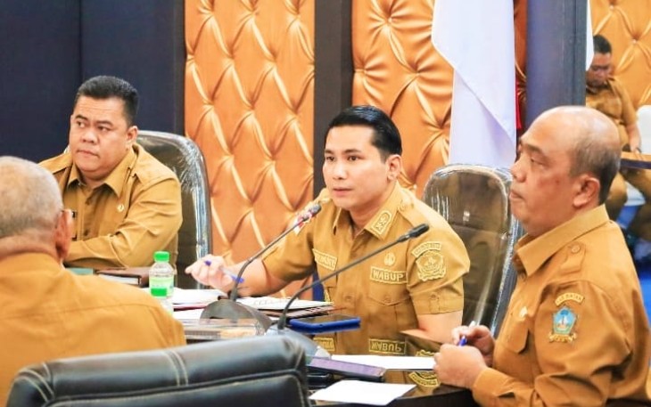 Wakil Bupati Bintan Ahdi Muqsith didampingi Sekretaris Daerah Ronny Kartika saat memimpin Rapat Staf dengan seluruh OPD dan Camat se Kabupaten Bintan, Senin (04/03) di Ruang Rapat II Bandar Seri Bentan.