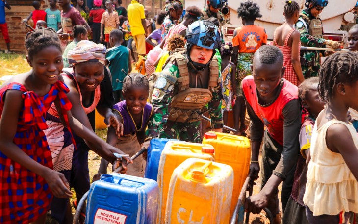 Civilian Military Coordination (CIMIC) merupakan upaya kerjasama antara militer dengan masyarakat sipil atau yang sering disebut sebagai Hubungan Sipil-Militer. Lettu Czi Bayu Satrio, yang menjabat sebagai Pasiintel di Indonesia Engineering Company (Indo Eng Coy) melaksanakan kegiatan CIMIC dengan mendistribusikan air bersih dan masker kepada warga desa Galabaja, Bangui, Republik Afrika Tengah, Senin (08/01/2024)