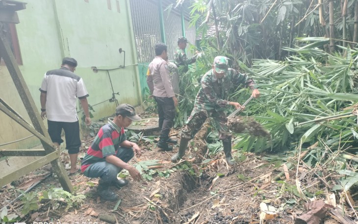 Babinsa Koramil 1002-01/Batang Alai Selatan, Sertu MArdiyanto bersama Bhabinkamtibmas Briptu Herman dan warga melakukan gotong royong membersihkan lingkungan di Desa Kapar Kecamatan Batang Alai Selatan Kabupaten Hulu Sungai Tengah. Kamis (01/02/2024)