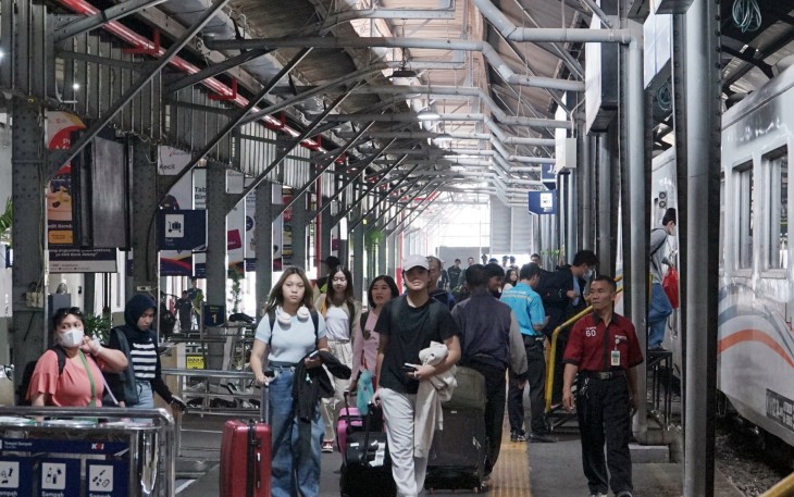 Penumpang kereta api tampak mulai memadati stasiun di Semarang menjelang libur panjang Kenaikan Yesus Kristus