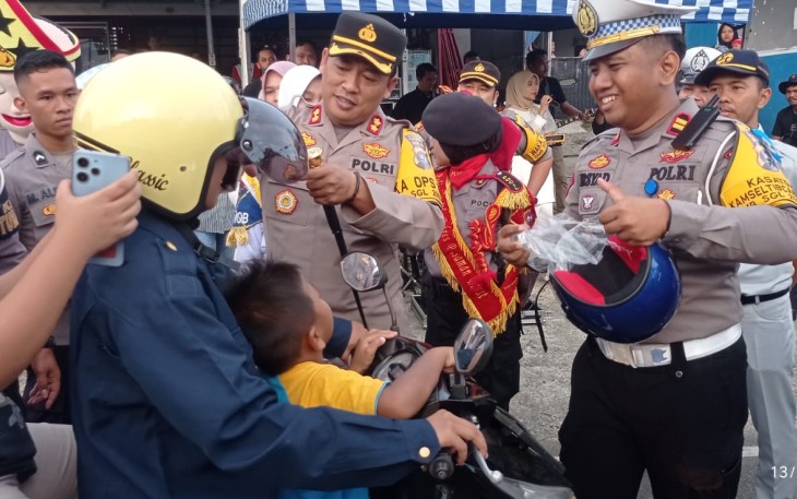 Aksi bagi-bagi Takjil dan Helem oleh Anggota Satlantas Polres Pasaman Barat kepada pengendara yang tertib berlalu lintas Hari kedua Bualan Suci Ramadhan pelaksanaan Operasi Keselamatan di laksanakan di Bundaran Simpang Empat Kabupaten Pasaman Barat, Rabu (13/3/2024)