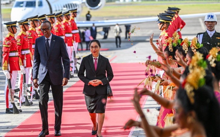 Presiden Rwanda Paul Kagame (kiri) didampingi Direktur Rumah Sakit Jiwa Provinsi Bali Ni Wayan Murdani (tengah) disambut dengan tarian khas Bali setibanya di Bandara Internasional I Gusti Ngurah Rai, Badung, Bali, Minggu (1/9/2024). Paul Kagame tiba untuk menghadiri High-Level Forum on Multi-Stakeholder Partnerships and Indonesia-Africa Forum II di Nusa Dua, Bali pada 1-3 September. Media Center IAF II-HLF MSP/Galih Pradipta/nym.