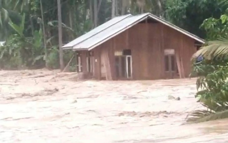 Pasca banjir terjadi, satu unit rumah terendam derasnya air