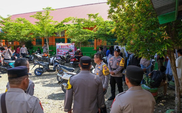 Wakil Kepala Kepolisian Daerah (Wakapolda) Sulawesi Tenggara (Sultra) Brigadir Jenderal Polisi Dwi Irianto, melaksanakan peninjauan Pelaksanaan Pemilu 2024 di beberapa TPS, di tiga Kabupaten di Sultra yakni, Kabupaten Kolaka Timur, Kolaka, dan Kabupaten Bombana, pada Rabu (14/2/2024)