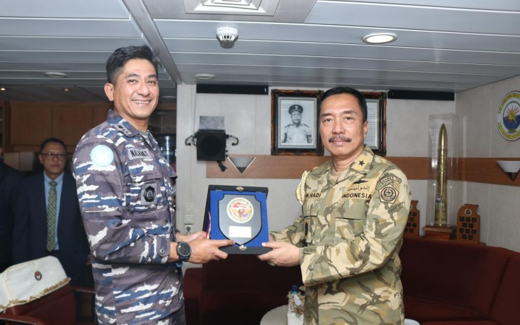 Kedatangan KRI Frans Kaisiepo-368 disambut oleh HOC KJRI Jeddah Soeharyo Tri Sasongko beserta staff KJRI Jeddah, Athan RI untuk Riyadh Brigjen TNI Putut Witjaksono Hadi beserta istri, Atase Laut Kolonel Laut (S) Dudy Hilmansyah beserta istri, Atase Polisi Kombes Pol Erick Hermawan beserta istri, dan perwakilan dari Western Fleet Saudia Navy Captain Talal Alwagdani di Jeddah Islamic Port