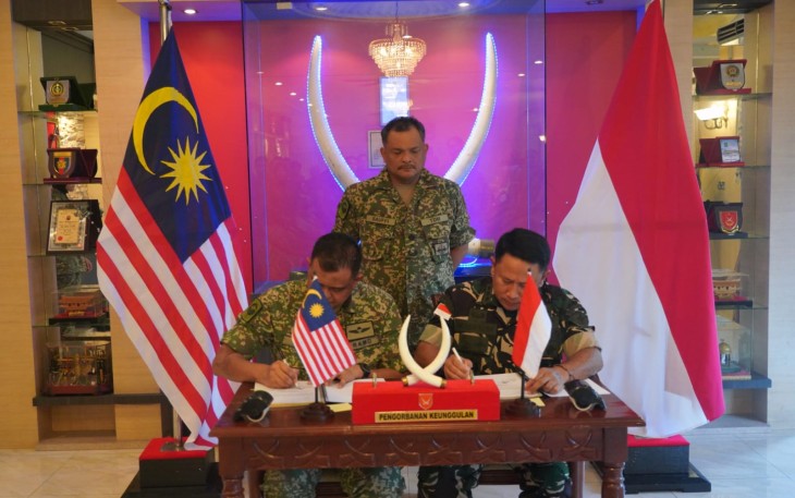 Wadan Kolakops Rem 121/ABW Tandatangani Risalah Hasil Unit Commanders Meeting Seri 1/2024 di Serawak Malaysia 