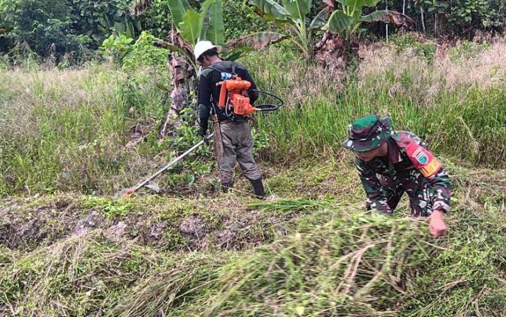 Babinsa Koramil 1710-07/Mapurujaya Ajak Warga Petani Untuk Membuka Lahan Tidur Agar Menjadi Lahan Produktif