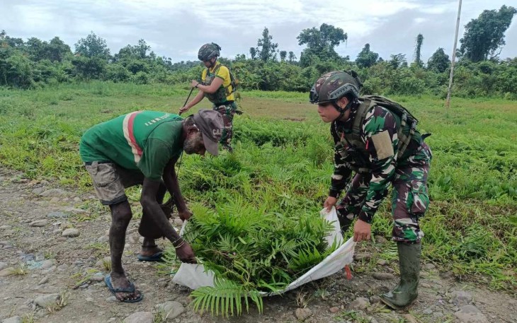 Warga Semangat Kerja Bakti Bersama Satgas TNI Bersihkan Kampung Mumugu