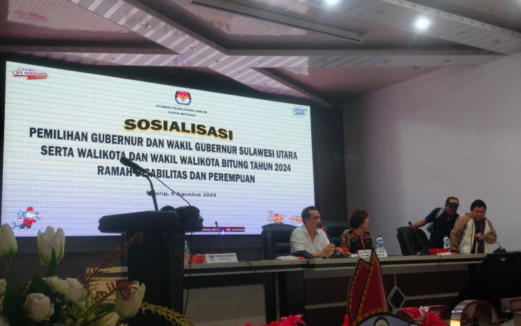 Ketua KPU (Kaos Putih) saat membuka kegiatan sosialisasi