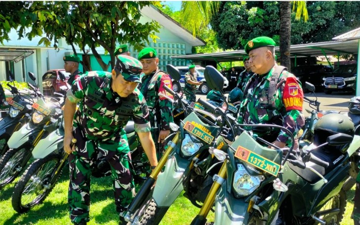 Danrem 131/Bitung, Brigjen TNI Martin Susilo Martopo Turnip, S.H.,M.H saat memimpin apel gelar pasukan dan pengecekan personil dan sarana prasarana pengamanan Pilkada serentak 2024