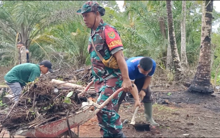 Anggota Kodim 0408/BS-Kaur saat gotong royong Percepat Pembangunan Rumah Warga Tak Mampu
