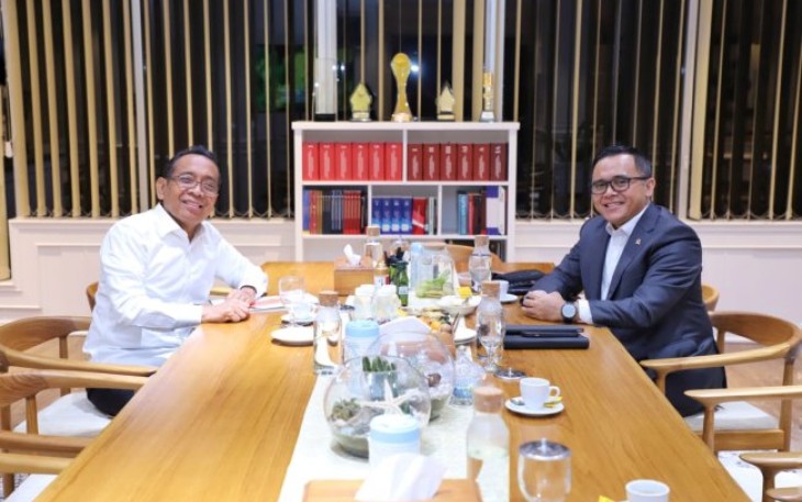 Menteri PANRB Abdullah Azwar Anas dan Mensesneg Pratikno di Kantor Kementerian PANRB, Jakarta, Rabu (21/02).