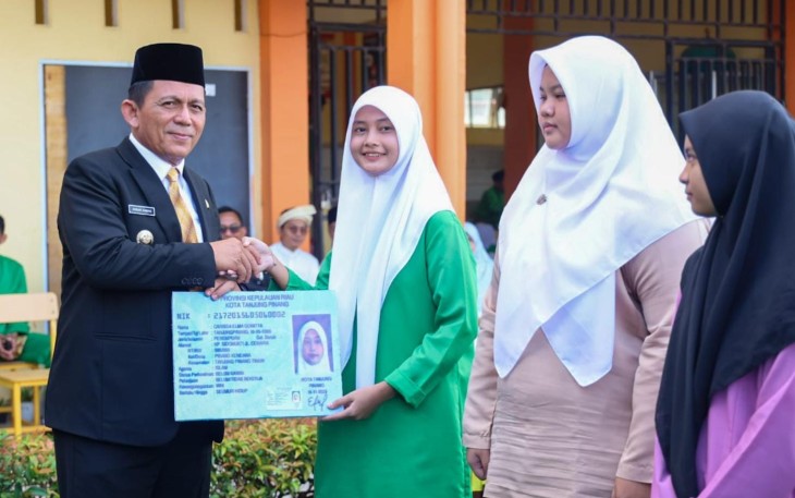 Gubernur Ansar Serahkan KTP-El kepada Siswa secara simbolis, Jumat (26/1).