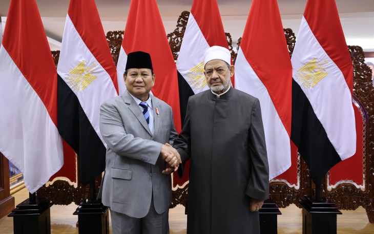 Menteri Pertahanan RI Prabowo Subianto saat menyambut kunjungan Grand Syekh Al Azhar, Prof. Ahmed Mohammed Ahmed Al-Thayeb, di Kantor Kementerian Pertahanan, Jakarta, pada Rabu (10/7/2024).