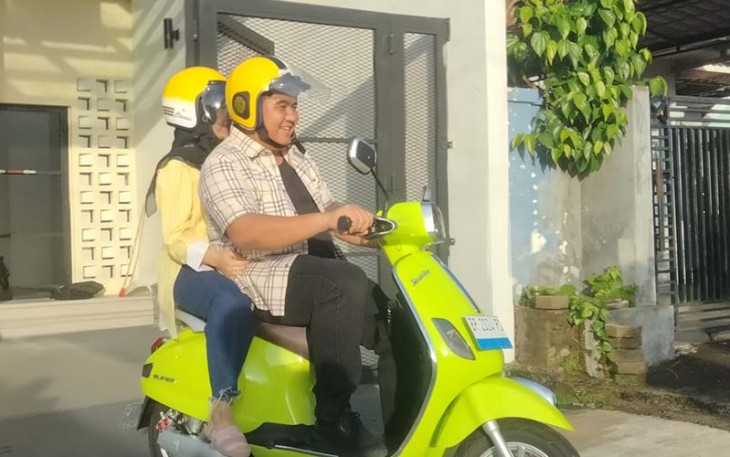 Bupati Bintan dan Istri saat berboncengan mengendarai motor listrik menuju TPS 02 Melayu Kota Piring, Rabu (14/02/2024).