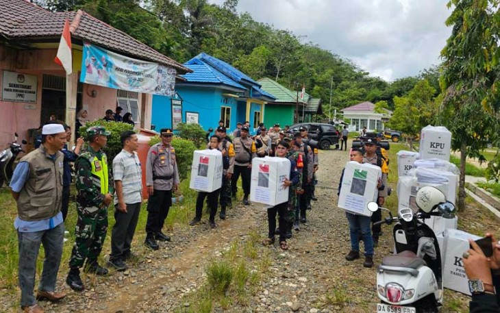Babinsa Kodim 1002/HST saat Kawal Logistik Pemilu 2024 ke TPS Terjauh 