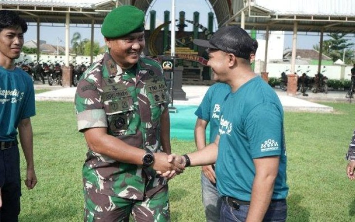 Danrem 162/WB Brigjen TNI Agus Bhakti saat pelepasan peserta Ekspedisi Mengajar Desa Seri 3 di Makorem, Kota Mataram, Minggu (28/1)