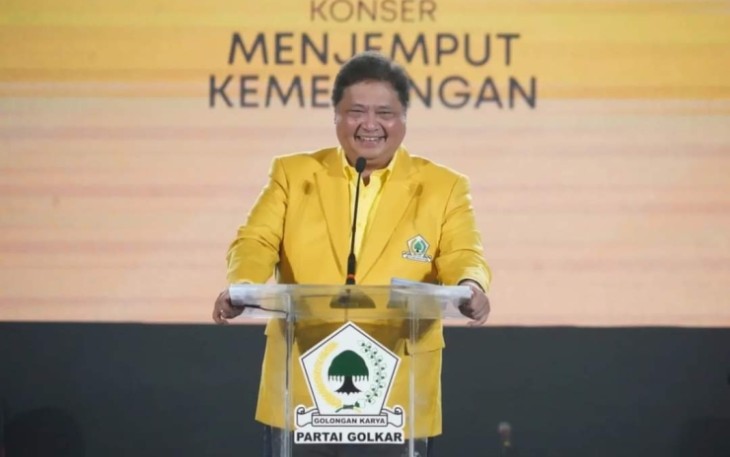 Ketua Umum Golkar Airlangga Hartarto saat orasi di acara bertajuk 'Konser Menjemput Kemenangan' di Eldorado Dome, Kabupaten Bandung Barat (KBB), Jumat (9/2/2024).