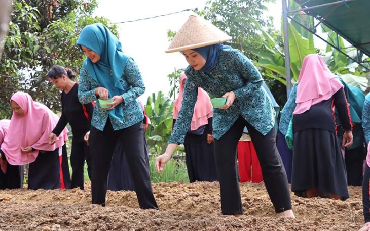 Ketua TP PKK Bintan Hafizha Rahmadhani saat berkunjung ke Dasa Wisma Nila, Selasa (30/01) di Desa Sebong Pereh.