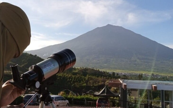 Ilustrasi meneropong aktivitas gunung Kerinci