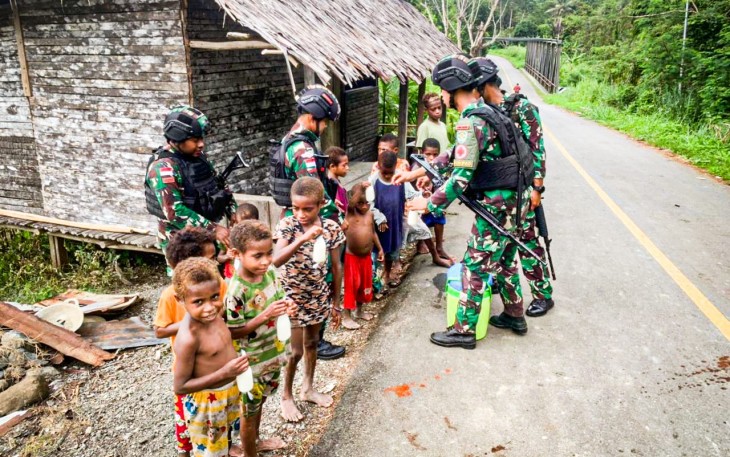 Satgas Yonif 310/KK Bagikan Susu di Perbatasan