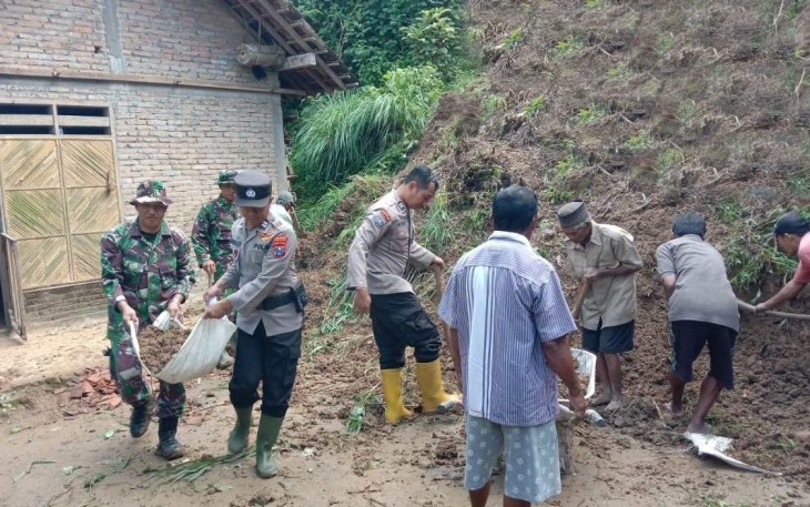 Tanggap bencana bersihkan material longsor 