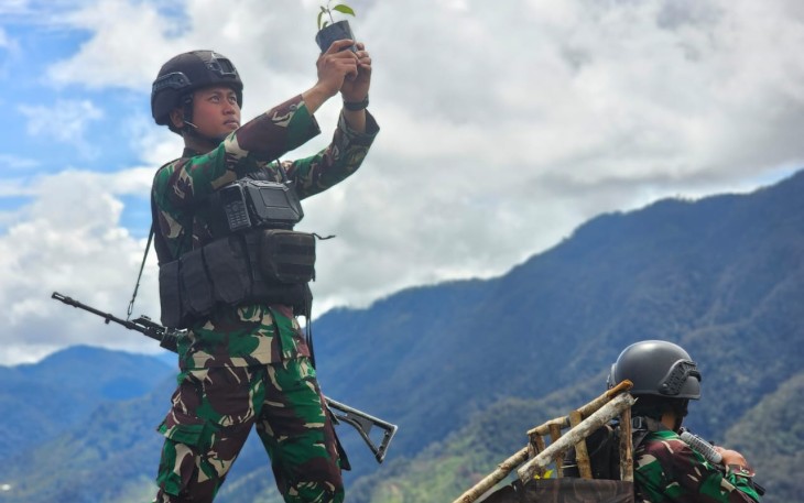 Prajurit Satgas Yonif PR 330 tanam pohon mahoni di pegunungan Intan Jaya, Rabu (10/1)