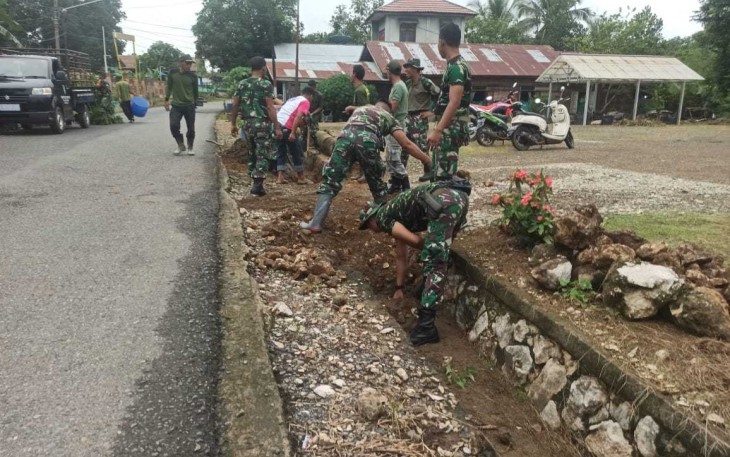 Pembersihan saluran air di wilayah binaan