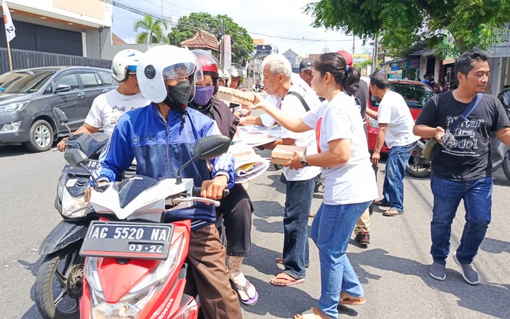 Bagi-bagi Makan Gratis di Kota Blitar oleh Sejumlah Caleg Partai Gerindra