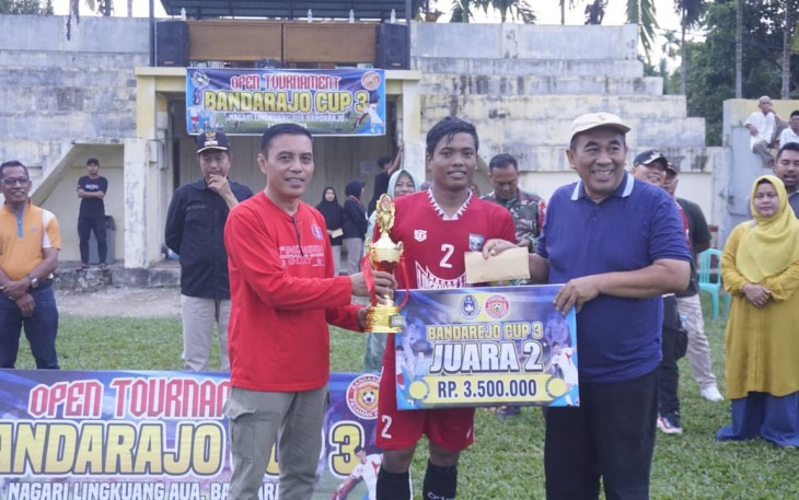 Anggota DPRD Pasbar Adriwilza Saksikan Laga Final Turnamen Bandarejo CUP III Antara Tim Sungai Talang VS Tim Sipirok 