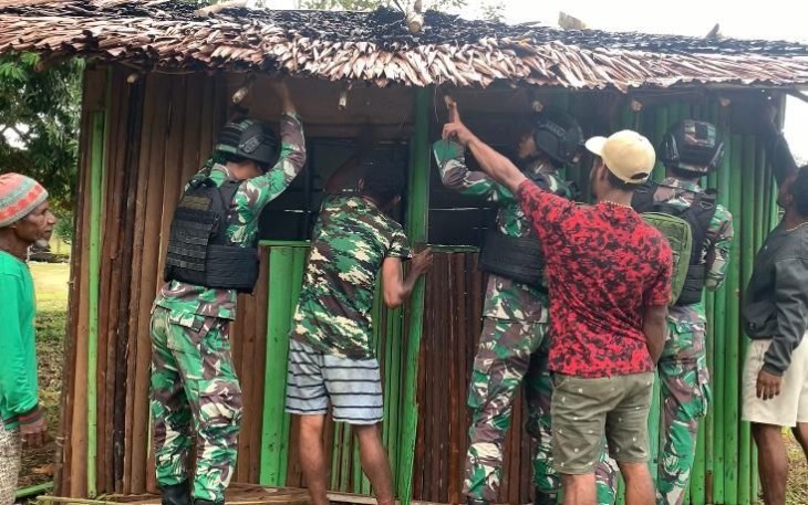 Satgas Yonif 310/KK bangun pos kamling di perbatasan, Senin (15/1)