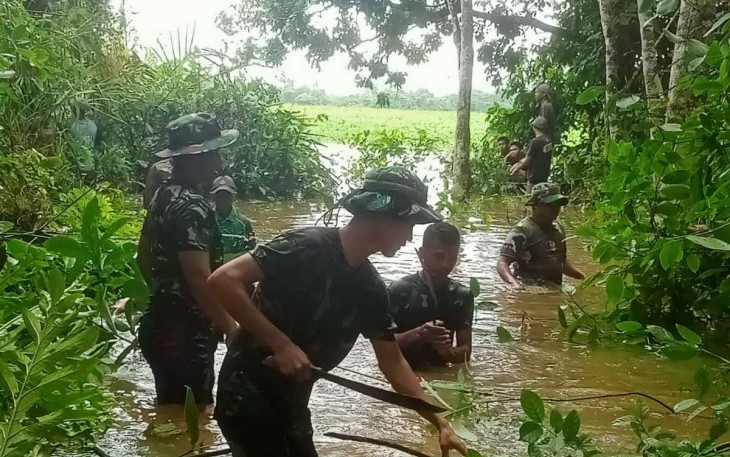 Pembersihan sampah aliran sungai 