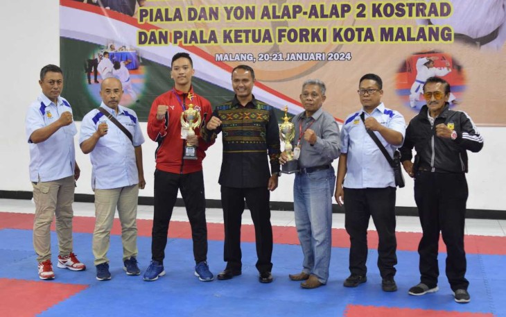 Danyonarhanud 2 Kostrad Letkol Arh Luthfi Novriadi (kemeja batik) saat foto bersama dengan pemenang kejuaraan karate antar pelajar Malang Raya, Sabtu (20/1)
