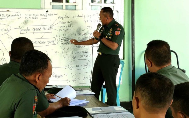 Kasmenarmed 2 Kostrad Letkol Arm Siswo Budiarto memberikan materi bahasa inggris, Senin (22/1)