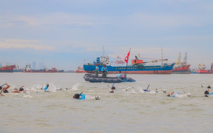 Dansatkopaska ikuti renang selat Madura