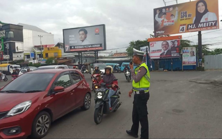 Personel satlantas Polrestabes Makassar saat pengaturan antisipasi kemacetan lalu lintas, Kamis (25/1)