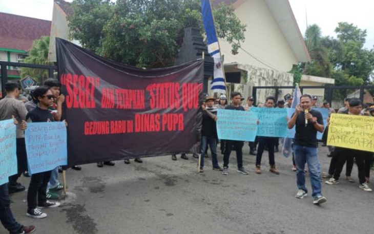 Massa Aksi LSM GPI di Depan Kantor DPUPR Kabupaten Blitar, Senin 29 Januari 2024.