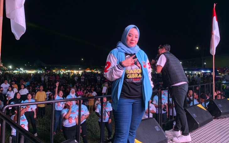 Esti Nugraheni di Acara Pembagian Makan Gratis dan Hiburan Goyang Gemoy di Kecamatan Garum, Rabu 7 Februari 2024 malam. (Foto : Faisal NR / Klikwarta.com)