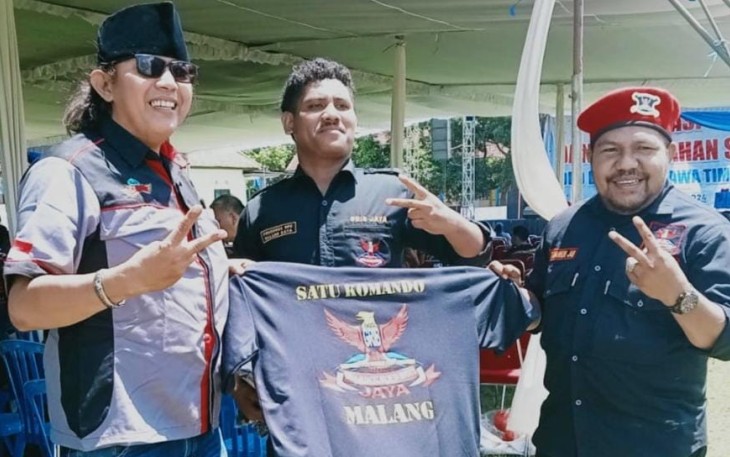 Ketua DPC GRIB JAYA Malang Damanhury Jab, didampingi Wakil Ketua DPC GRIB JAYA Malang Marsel, saat berpose bersama Ketua Madas Malang Ashadi, Selasa (30/01/2024),
