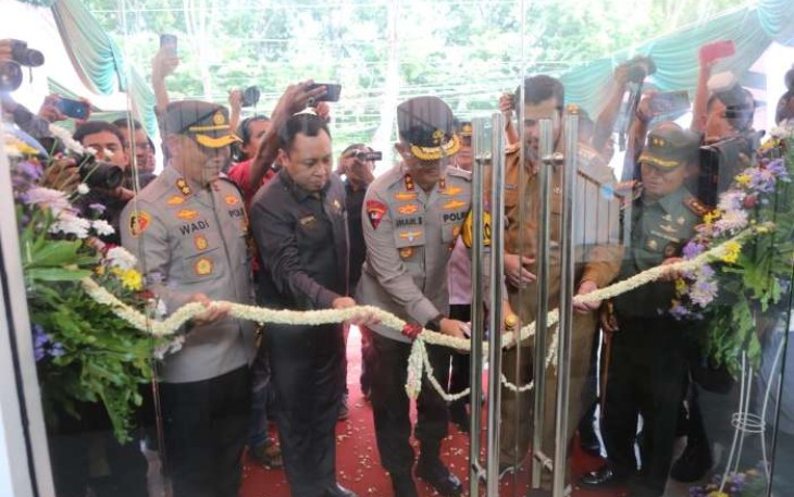 Kapolda Jatim Irjen Pol Imam Sugianto menggunting pita resmikan gedung Meteor di Kota Probolinggo 