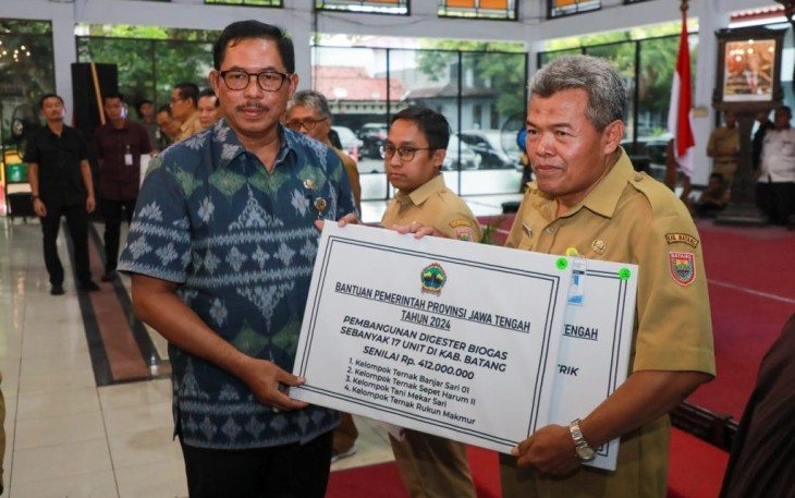 Pj Gubernur Jateng Nana Sudjana saat menyerahkan bantuan di Kabupaten Batang, Selasa (30/1)