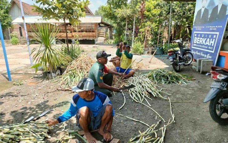 Bantu warga binaan siapkan bibit rumput pakan ternak, Selasa (30/1)