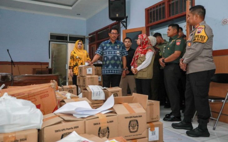 Pj Gubernur Jateng Nana Sudjana saat memantau logistik pemilu di Kabupaten Pekalongan, Selasa (30/1)
