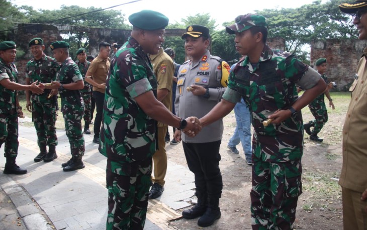 Dandim 0805/Ngawi Letkol Arm Didik Kurniawan saat menyambut kedatangan Pangkostrad di Benteng Van Den Bosch Ngawi, Selasa (30/1)