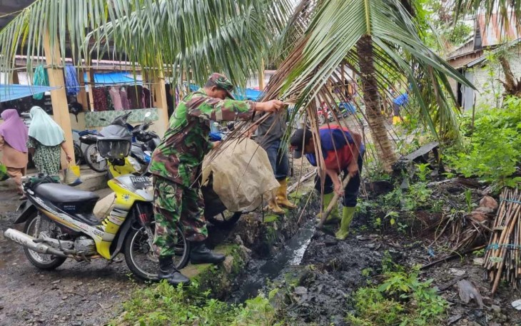 Pembersihan saluran air di wilayah binaan