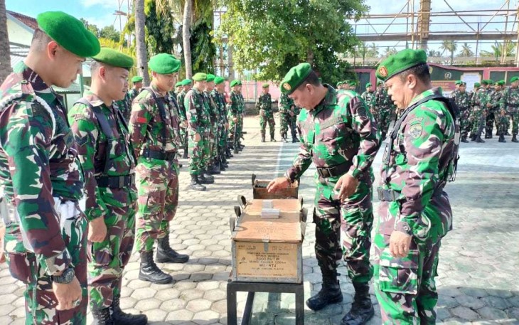 Dandim 1615/Lotim Letkol Inf Bayu Sigit Dwi Untoro saat pengecekan kesiapan pasukan, Kamis (1/2)
