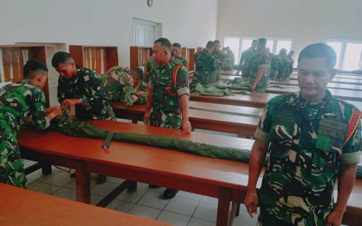 Instruktur Sathar 72 memantau peserta pelatihan, Kamis (1/2)