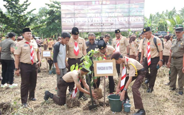 Pangdam XII/Tpr Mayjen TNI Iwan Setiawan tanam mangrove, Sabtu (3/2)