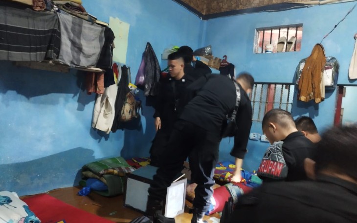 Razia blok hunian Lapas Narkotika Kelas IIA Pematang Siantar, Senin (5/2)