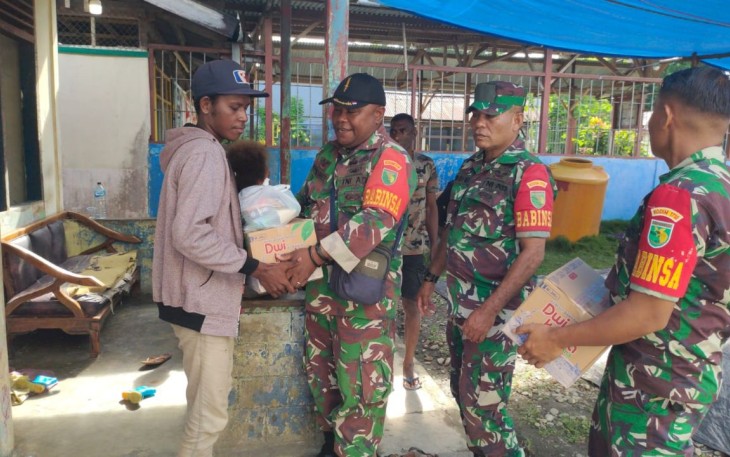 Babinsa Timika saat Melayat Ke Rumah Duka Warga yang Meninggal Dunia